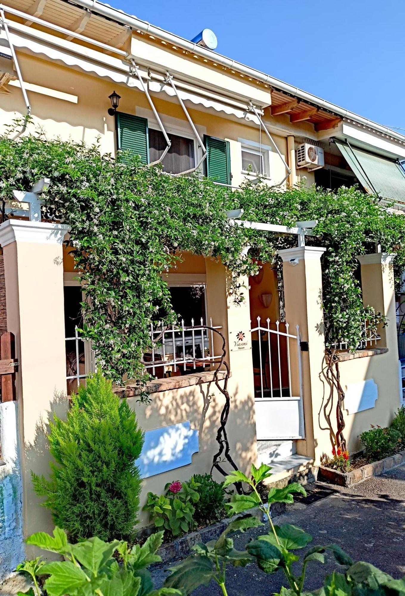 Yiasemi Maison *